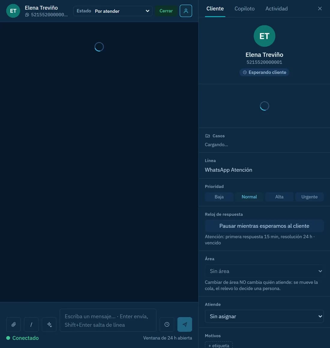 Conversación en la que el agente de IA contesta una pregunta frecuente con la base de conocimiento