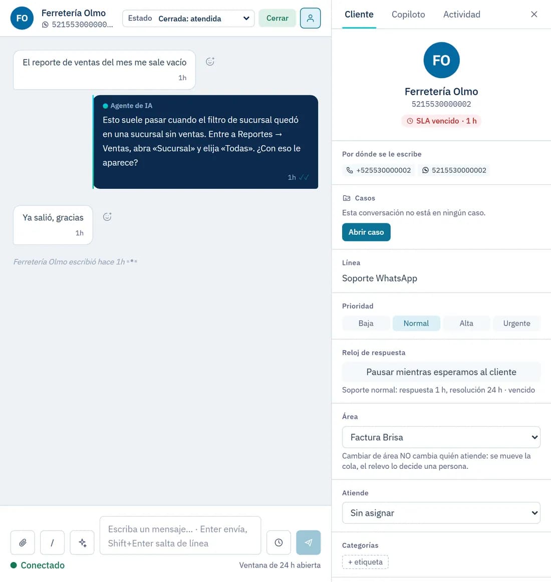 Conversación en la que el agente de IA propone la solución documentada antes de abrir un caso