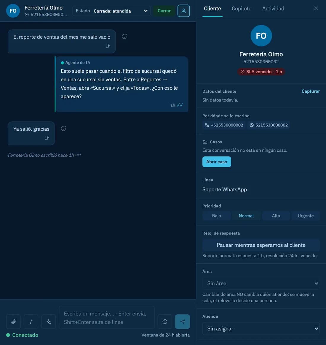 Conversación en la que el agente de IA propone la solución documentada antes de abrir un caso